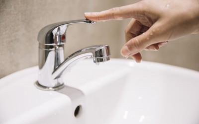 Los aplausos en los balcones hacen caer el consumo de agua en Valencia